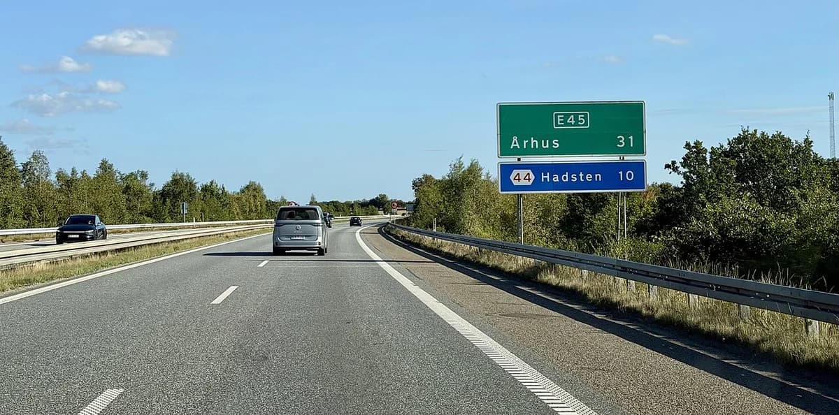 Cars driving on a Danish motorway with an E45 road sign.